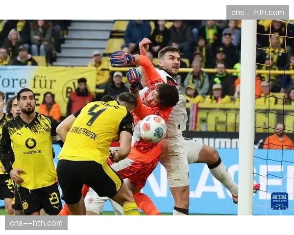 特写镜头：多特蒙德门将科贝尔神勇扑出对手必进球，振臂高呼激励队友。